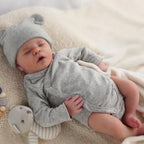 Muñeca bebé reborn Cuddle Bear de cuerpo blando de 40 cm, ropa extraíble y accesorios de alimentación incluidos
