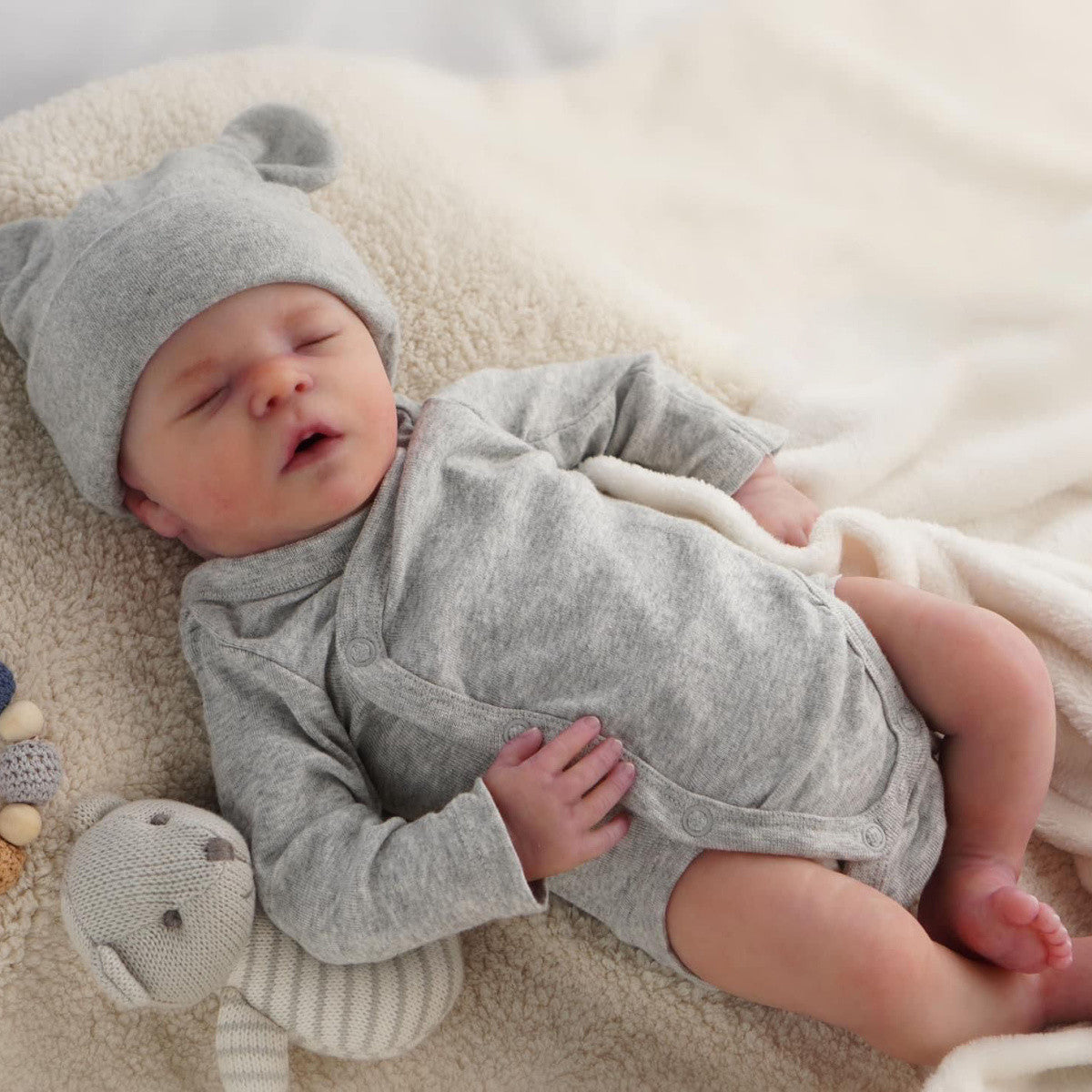 Muñeca bebé reborn Cuddle Bear de cuerpo blando de 40 cm, ropa extraíble y accesorios de alimentación incluidos