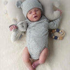 Muñeca bebé reborn Cuddle Bear de cuerpo blando de 40 cm, ropa extraíble y accesorios de alimentación incluidos