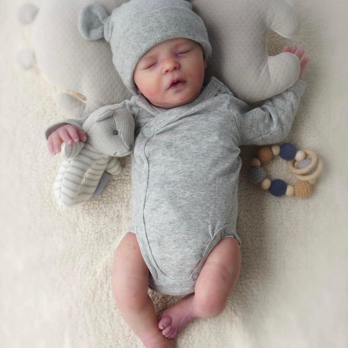 Muñeca bebé reborn Cuddle Bear de cuerpo blando de 40 cm, ropa extraíble y accesorios de alimentación incluidos