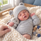 Muñeca bebé reborn Cuddle Bear de cuerpo blando de 40 cm, ropa extraíble y accesorios de alimentación incluidos