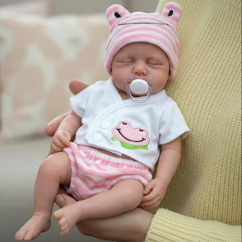 Muñeca Bebé Reborn de Silicona Sólida Completa Lily Pad de 12" para Dormir ✨ Pestañas Implantadas a Mano, Extremidades Elásticas Ultra Suaves, Traje de Rana Rosa Incluido