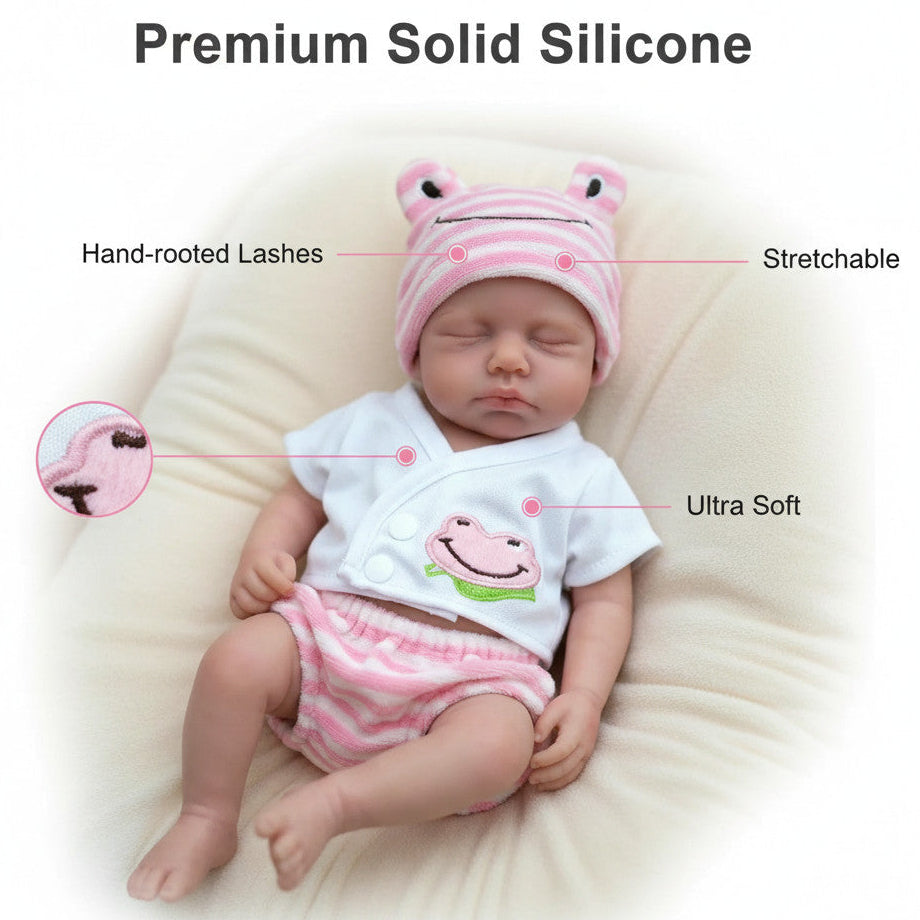 Muñeca Bebé Reborn de Silicona Sólida Completa Lily Pad de 12" para Dormir ✨ Pestañas Implantadas a Mano, Extremidades Elásticas Ultra Suaves, Traje de Rana Rosa Incluido