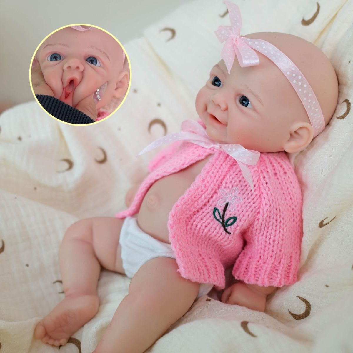 Muñeca bebé reborn de silicón sólido de 12 pulgadas Daisy Mae con boca abierta ✨ Extremidades elásticas, lavable, incluye conjunto de lazo de punto rosa
