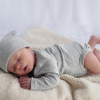 Muñeca bebé reborn Cuddle Bear de cuerpo blando de 40 cm, ropa extraíble y accesorios de alimentación incluidos