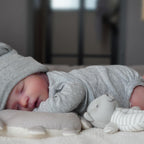 Muñeca bebé reborn Cuddle Bear de cuerpo blando de 40 cm, ropa extraíble y accesorios de alimentación incluidos